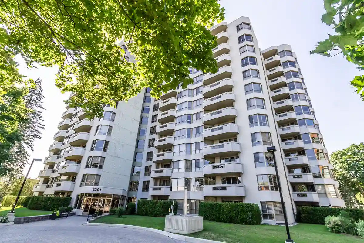 1201 North Shore Boulevard East, Burlington - Lakewinds condominiums in downtown Burlington.