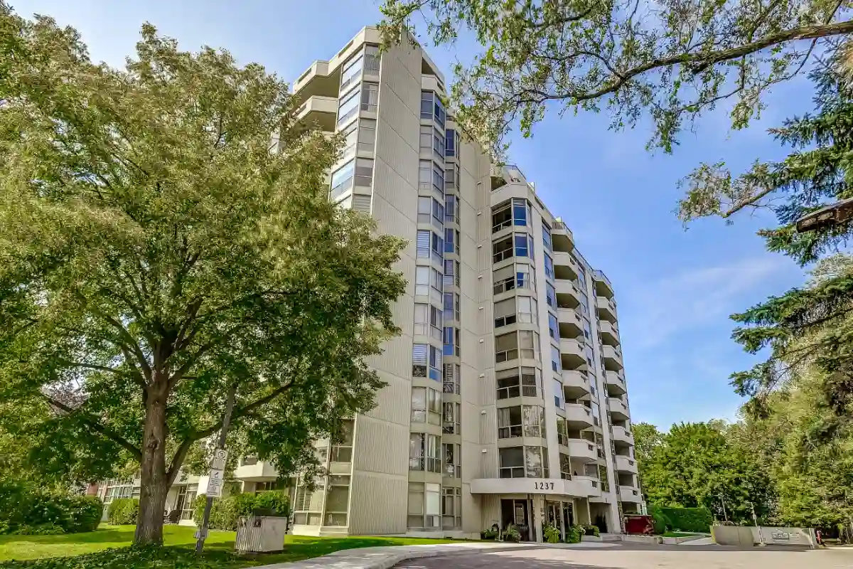 1237 North Shore Boulevard East, Burlington - Harbourlights condominium in Downtown Burlington.