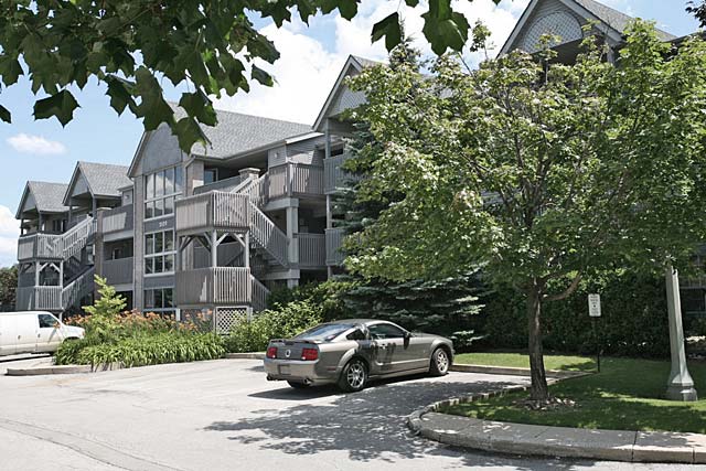 2010-2040 Cleaver Avenue, Burlington - Forest Chase condominiums in Headon Forest.