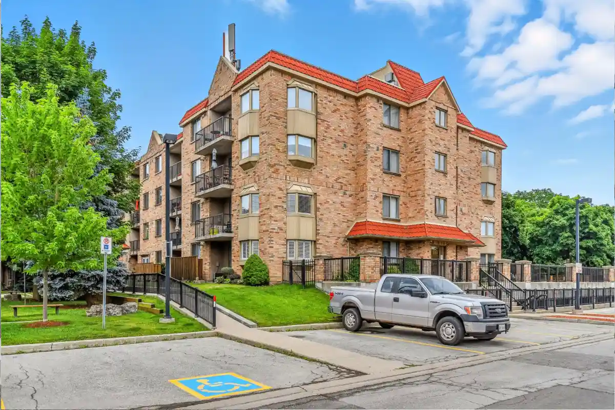 3499 Upper Middle Road, Burlington - Walkers Square condominiums in Headon Forest.