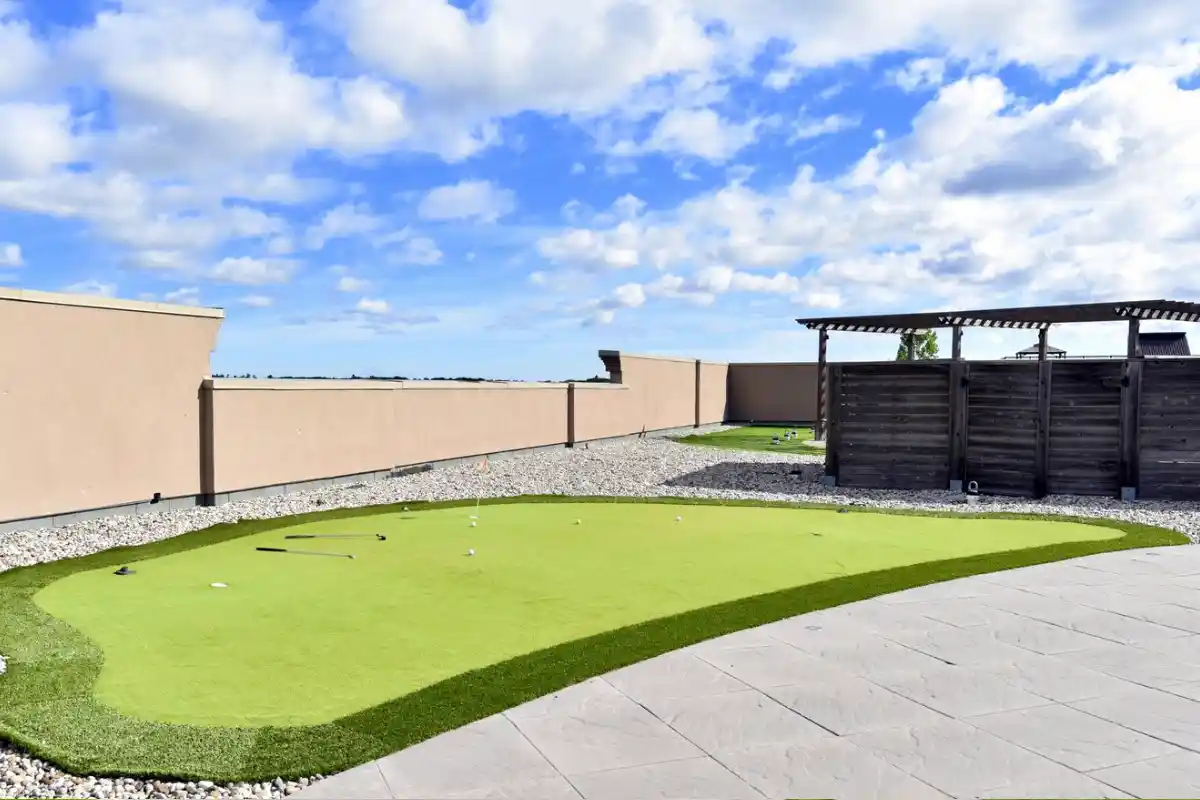 Putting green.